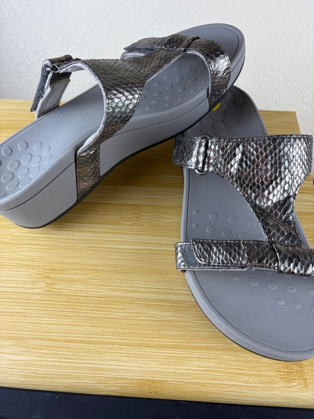 Vionic Ellie Metallic Snakeskin Adjustable Orthotic Sandals Silver Women's Size7 - Picture 3 of 11